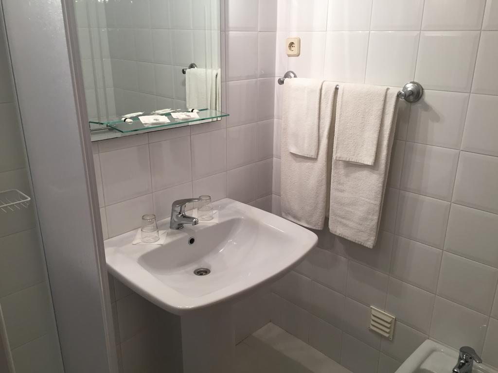 Granada Holidays Hostal São Martinho do Porto Habitación foto